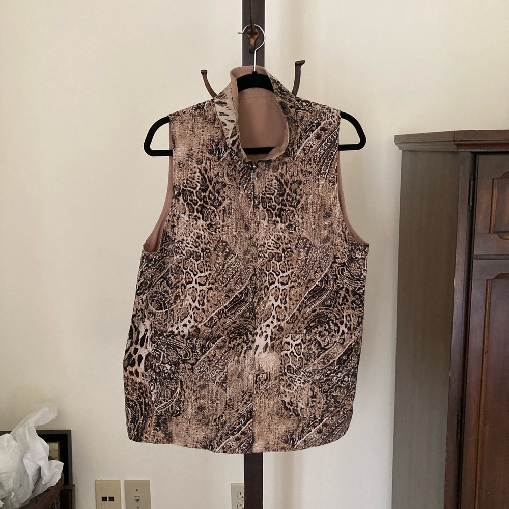 Sleeveless reversible Vest with Pockets (L)